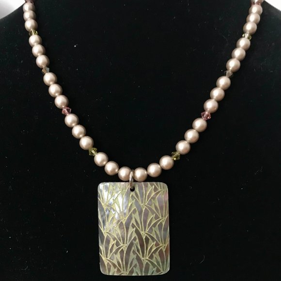 ***NEW*** Handcrafted Black Mother of Pearl Pendant Necklace - Picture 1 of 7